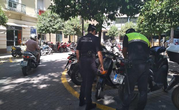 Motos en doble fila y mal estacionadas por la falta de 'parking' en Granada