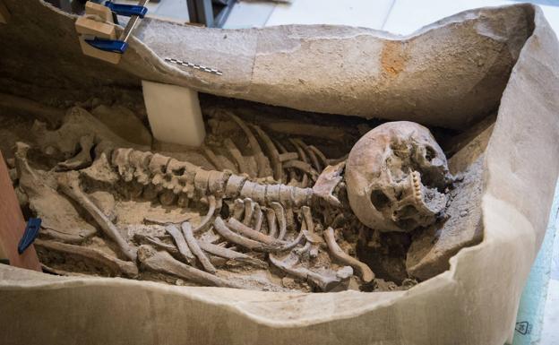 Al descubierto el sarcófago de Granada: un romano ilustre enterrado con sandalias de legionario