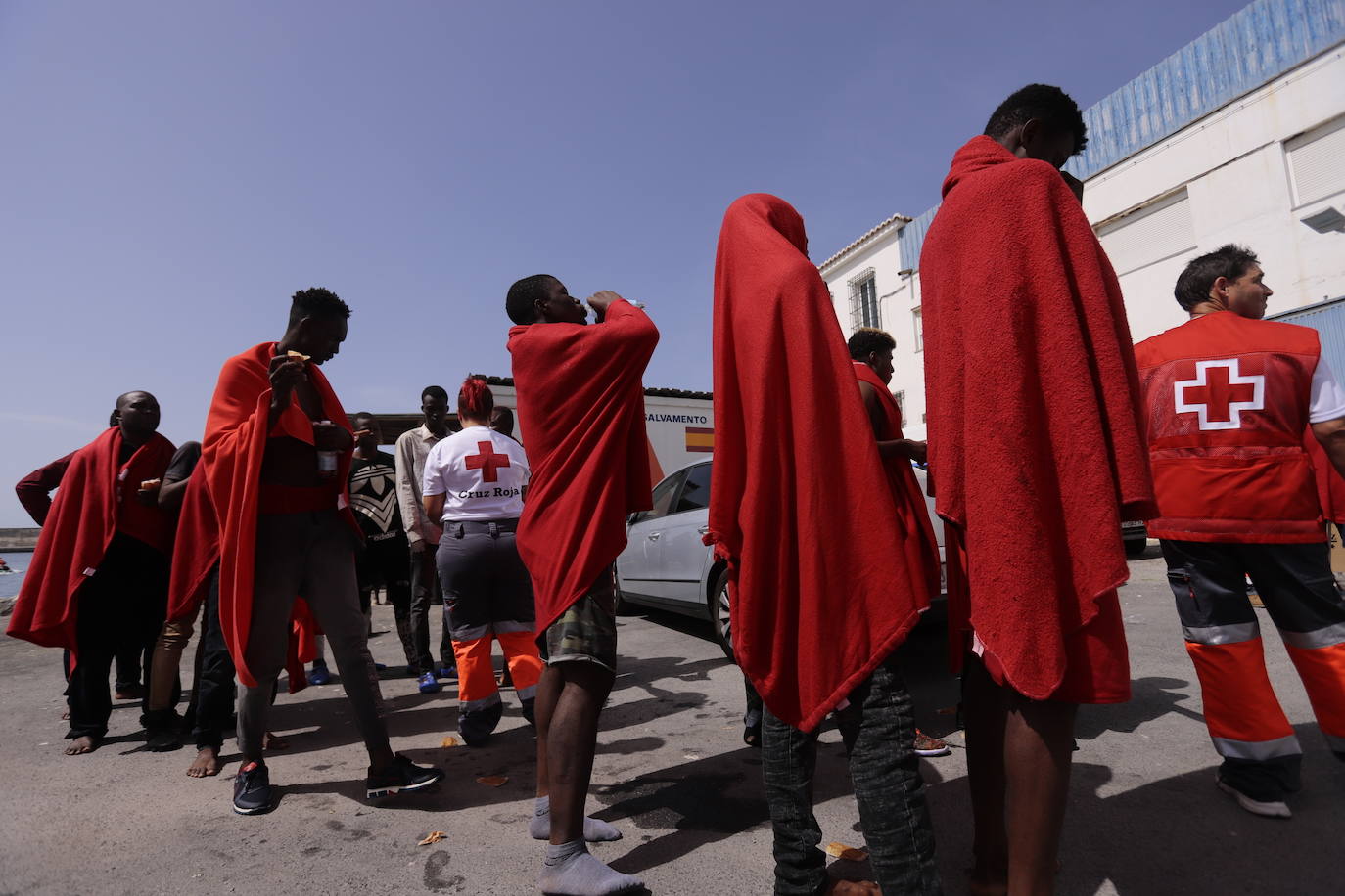 Dos salvamar y un helicóptero tienen que intervenir para rescatar una patera semihundida con 66 personas