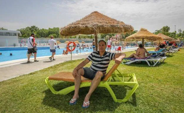 ¿Puedes hacer 'topless' en la piscina municipal de Granada?