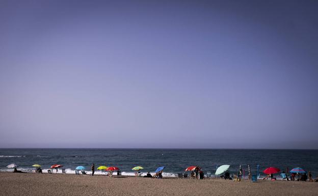 El oleaje de Poniente obliga a sacar la bandera amarilla en el litoral