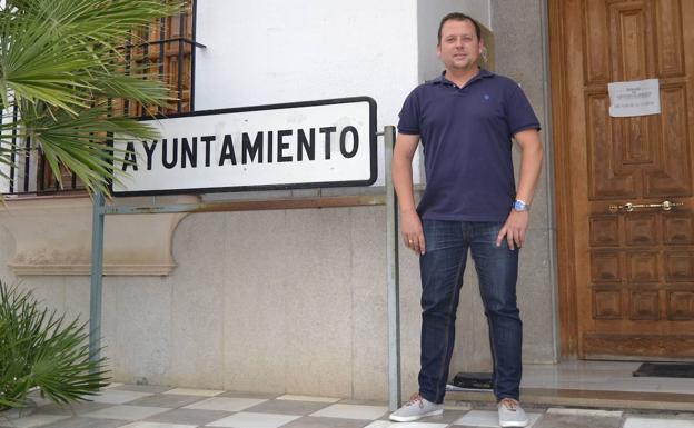 Abren diligencias contra el alcalde de Cúllar Vega por triplicar la tasa de alcohol tras sufrir un accidente leve