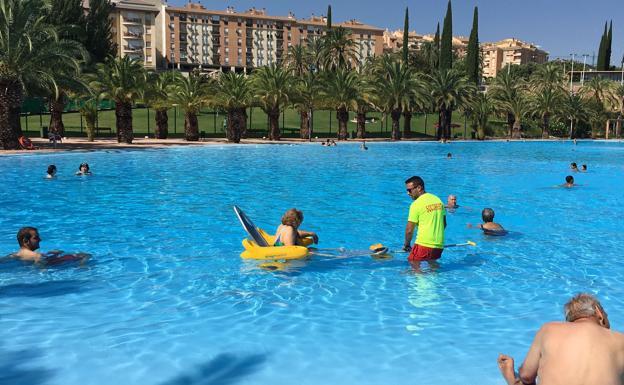 Defecar en las piscinas: el excéntrico e insalubre reto viral del verano llega a Andalucía