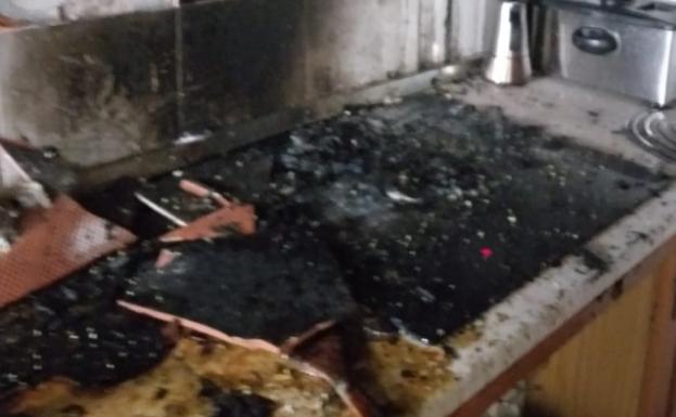 Se niega a salir de su casa en llamas en Torredelcampo y acaba herido