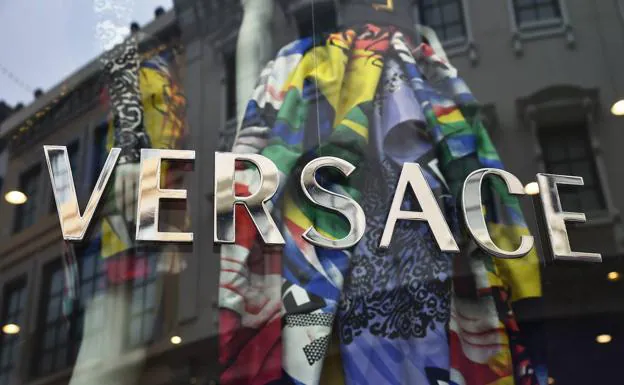 Versace se disculpa por ofender a China con el diseño de una camiseta