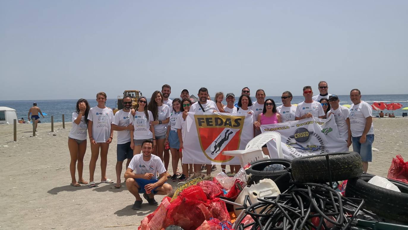 500 voluntarios limpian las playas de Granada