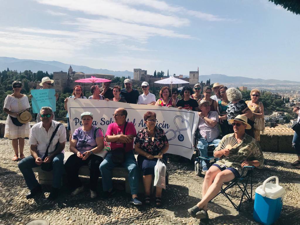 Vecinos se plantan para exigir mejoras en el centro de salud del Albaicín: «Aquí ya no sabes quién será tu médico la próxima cita»
