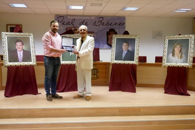 Reconocen la trayectoria del pintor pealeño José Ramón Palomares