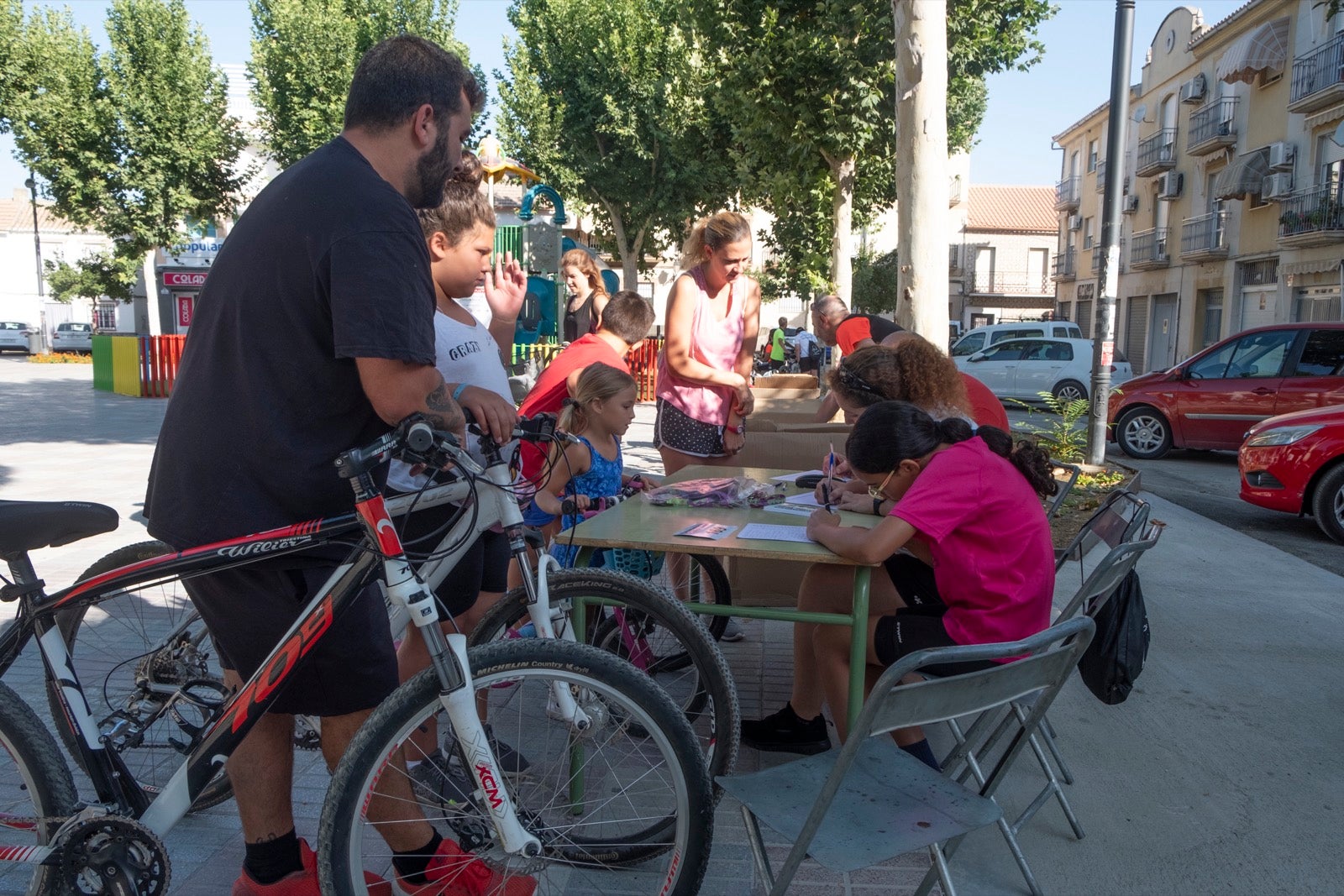 Decenas de personas de todas las edades participan en la XXVII edición del Día de la Bicicleta en Cúllar Vega