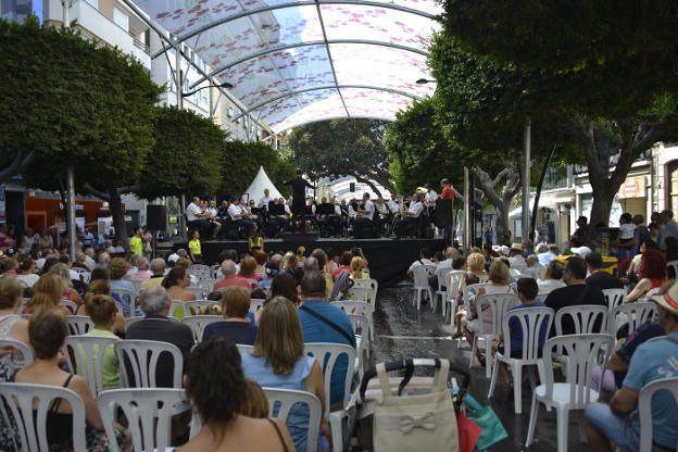 Las fiestas obligan a cortar el tráfico en varios barrios de Almería