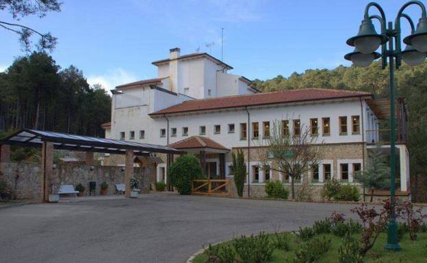 El PSOE de Jaén muestra su apoyo a los trabajadores del residencia de Siles