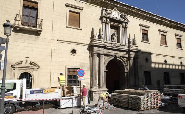 Los andamios comienzan a instalarse en San Juan de Dios