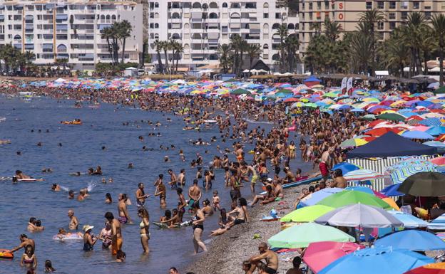 Almuñécar ofrece regalos a los bañistas que dejen residuos y colillas al salir de las playas