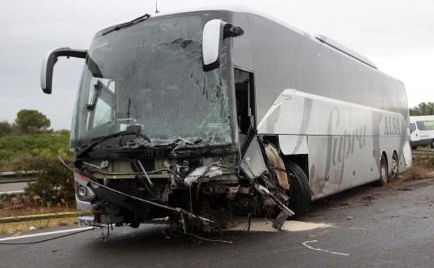 Muere un kamikaze al estrellarse contra un autobús de Alsa en plena autopista