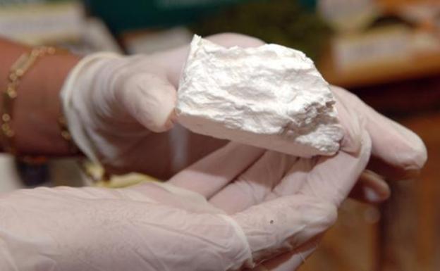 Huye de la Policía, le dan alcance y la descubren una enorme roca de cocaína de gran pureza