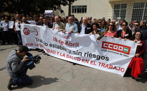 Muere un trabajador y resulta herido grave otro al caer sobre ellos barreras de protección de los encierros taurinos en Siles