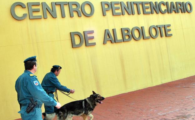 Un preso provoca un incendio en la cárcel de Albolote y acopla dos colchones para evitar su rescate