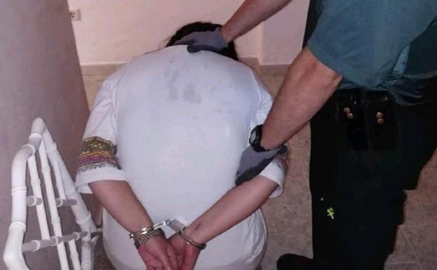 Detienen a una mujer en Mijas acusada de apuñalar a su pareja mientras dormía