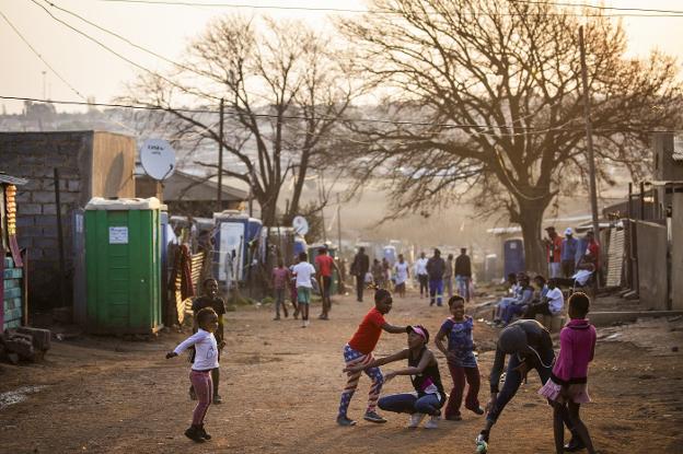 El 'turismo de pobreza' se adentra en Soweto, la cuna de la lucha contra el 'apartheid' en Sudáfrica