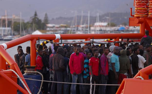 La llegada de inmigrantes a Motril se reduce más de la mitad de un verano a otro