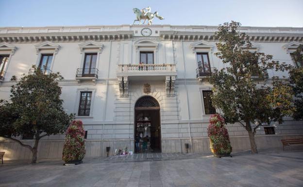 El Ayuntamiento aprueba una nueva convocatoria de 'Becas a madres jóvenes estudiantes'