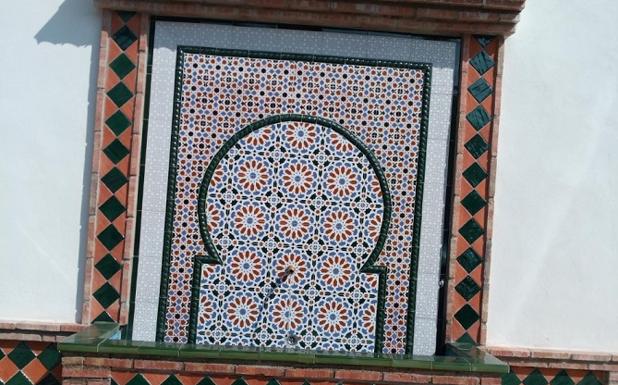 Una fuente en la Avenida de Sierra Nevada de Cenes, decorada con acento nazarí