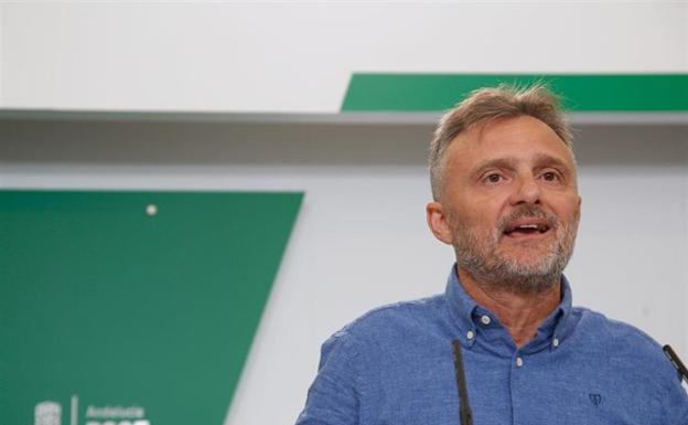 El PSOE-A critica que Moreno «se vaya a Galicia de vacaciones» en plena crisis sanitaria