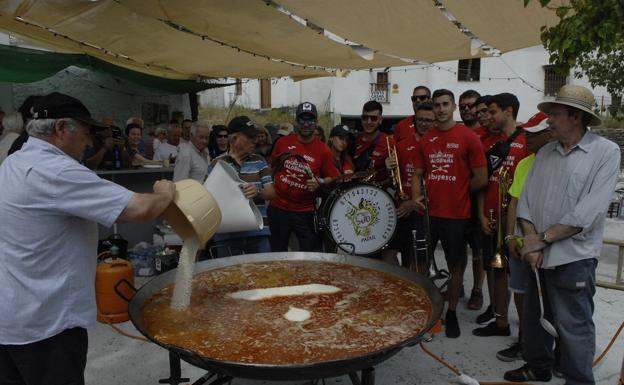 La charanga 'Los Quinientos' de Padul alegra las fiestas de Ferreirola en honor a la Santa Cruz