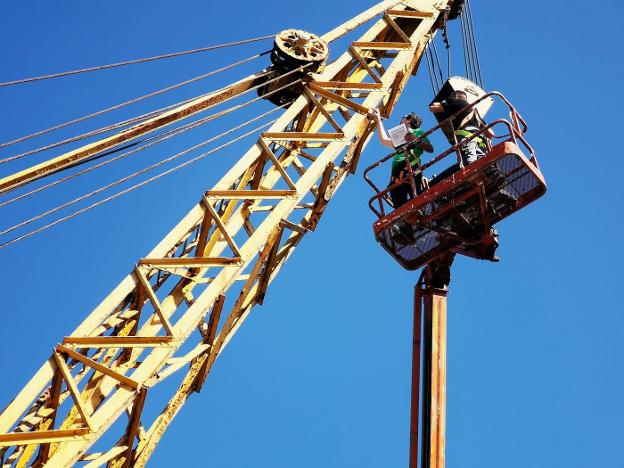 La APA invierte 8.000 euros en reforzar la estructura de la grúa del muelle de Levante