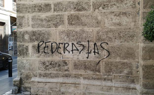 Escriben 'pederastas' en un muro de la iglesia de Santiago de Almería