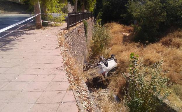 Los Bomberos de Granada rescatan a una mujer tras caer con su coche al cauce de un río