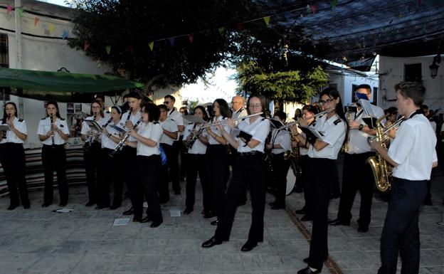 Lobras, uno de los municipios más pequeños de España, celebra sus fiestas patronales en honor a San Agustín