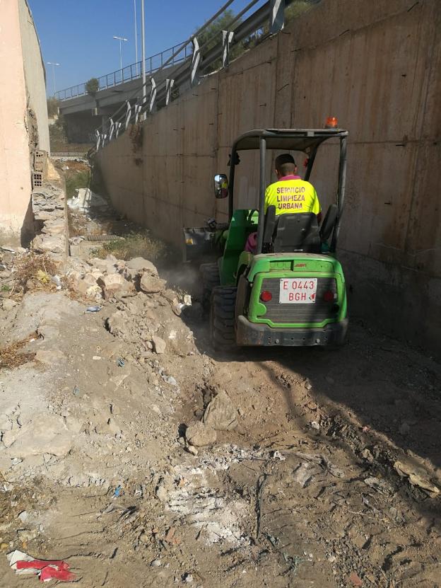 El Ayuntamiento de Almería limpia los alrededores del Pabellón Postal de Correos