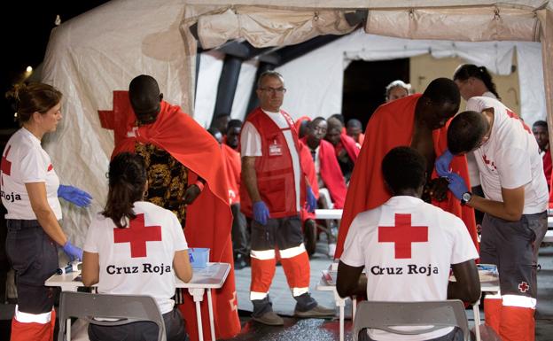 Salvamento Marítimo rescata de una patera a 63 inmigrantes que traslada a Motril