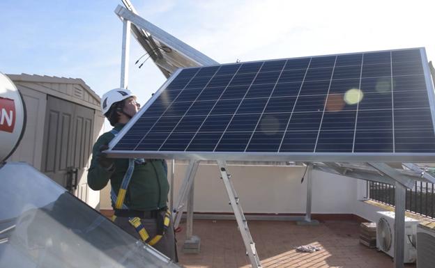 La Junta impulsa nuevas ayudas para la instalación de placas solares