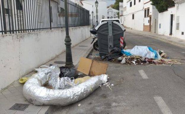 «Por favor, traficantes de 'maría' de Granada, tiren los escombros en los contenedores»