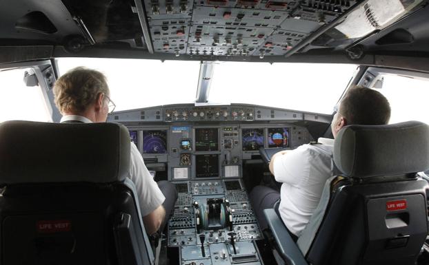 Un pasajero pilota un avión en el que viajaba para evitar que cancelen su vuelo a España