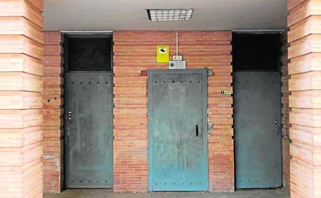 Los baños del parque Federico García Lorca llevan casi un año cerrados