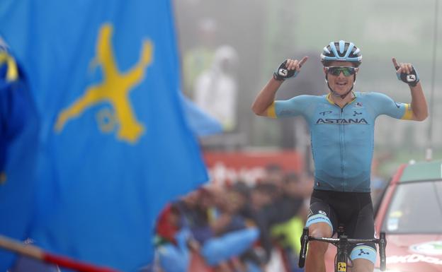 Fuglsang gana la etapa reina y Roglic controla la carrera