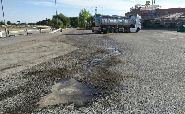 Bomberos sellan una fuga de ácido de un camión en una estación de servicio, en Santa Elena