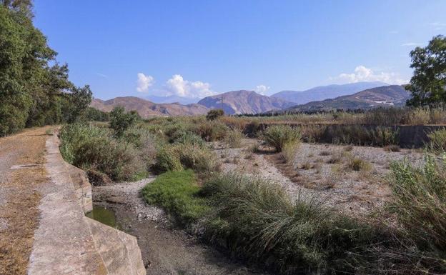 Denuncian que el corte del caudal deja seco el Guadalfeo