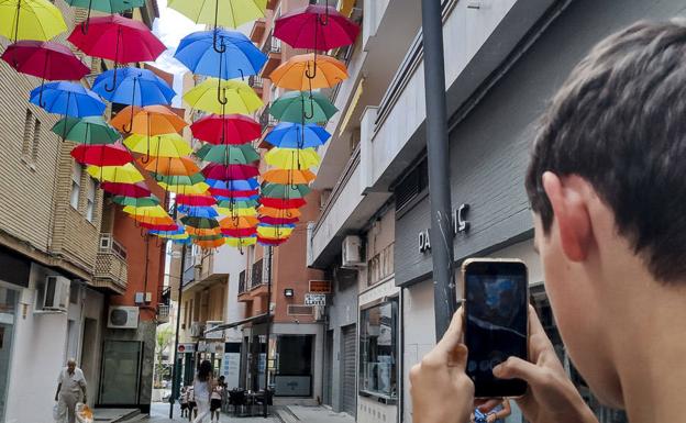 Los paraguas colorean el cielo del centro de Motril