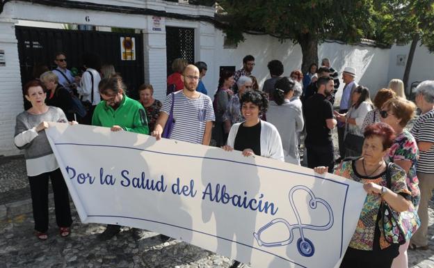 Los vecinos del Albaicín exigen explicaciones a los responsables políticos por la falta de médicos