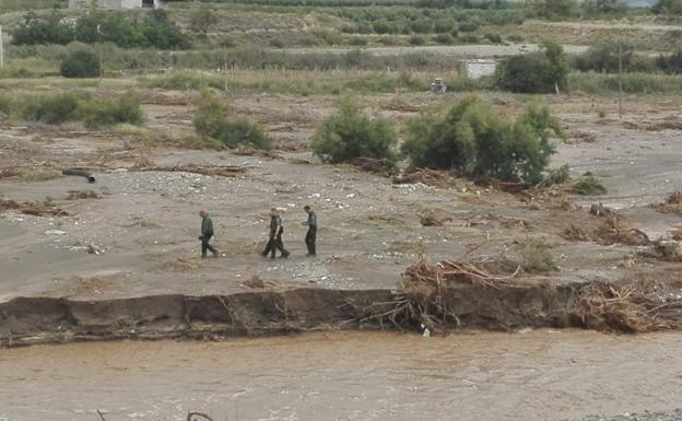 Aparece el cadáver del desaparecido en Baza semienterrado en barro y el coche en el cauce del río