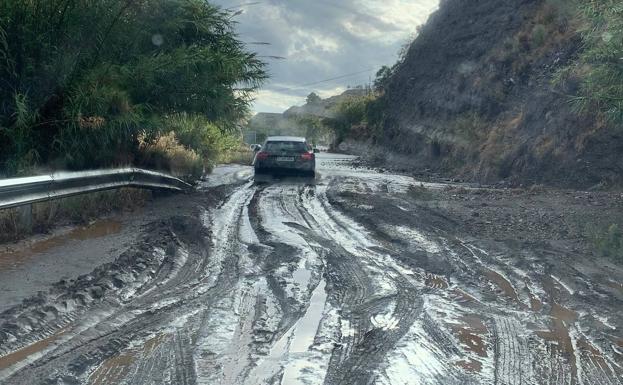 Una quincena de carreteras siguen afectadas en la provincia, y tres están cortadas al tráfico