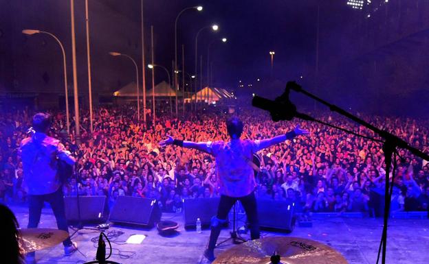 El Zaidín Rock dice adiós con un lleno entre risas y gaitas