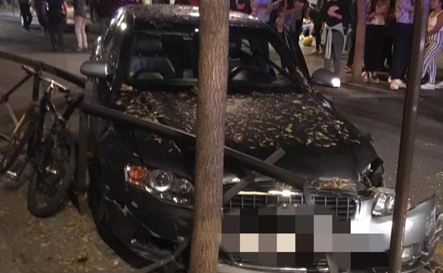 Estampa su coche contra una valla en pleno centro de Granada al huir de la Policía de madrugada