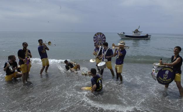 La Charanga 'Ponte una Milnoh' alegra las fiestas de La Rábita en honor a la Virgen del Mar