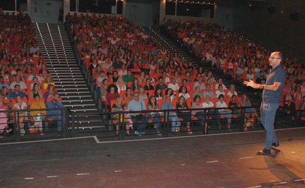 «Sí, se puede dejar de fumar leyendo un libro, nuestra mente sola puede cambiar casi todo»