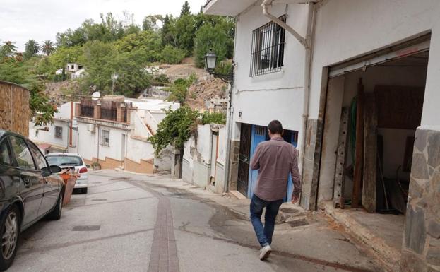 Buscan a dos personas por robar y cortar en la cara a un hombre en el Barranco del Abogado de Granada